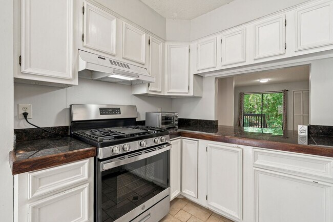 Building Photo - 4100 Five Oaks Dr