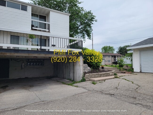 Building Photo - Newly Refurbished 2-Bed, 1.5-Bath Condo Oshkosh