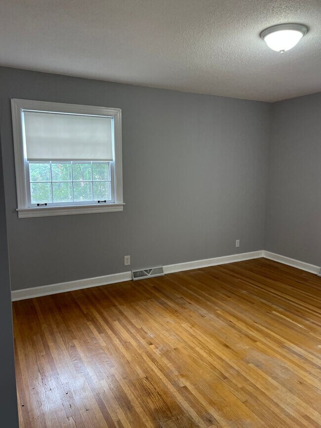 Building Photo - Single Family Home on almost an acre, 4 be...
