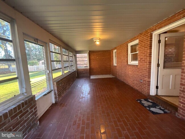 Building Photo - 404 S Coldbrook Ave