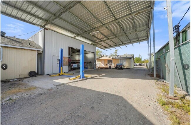 Building Photo - 2125 Aldine Bender Rd