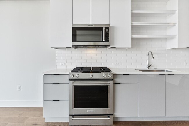 Building Photo - Studio Apartment in West Midtown!