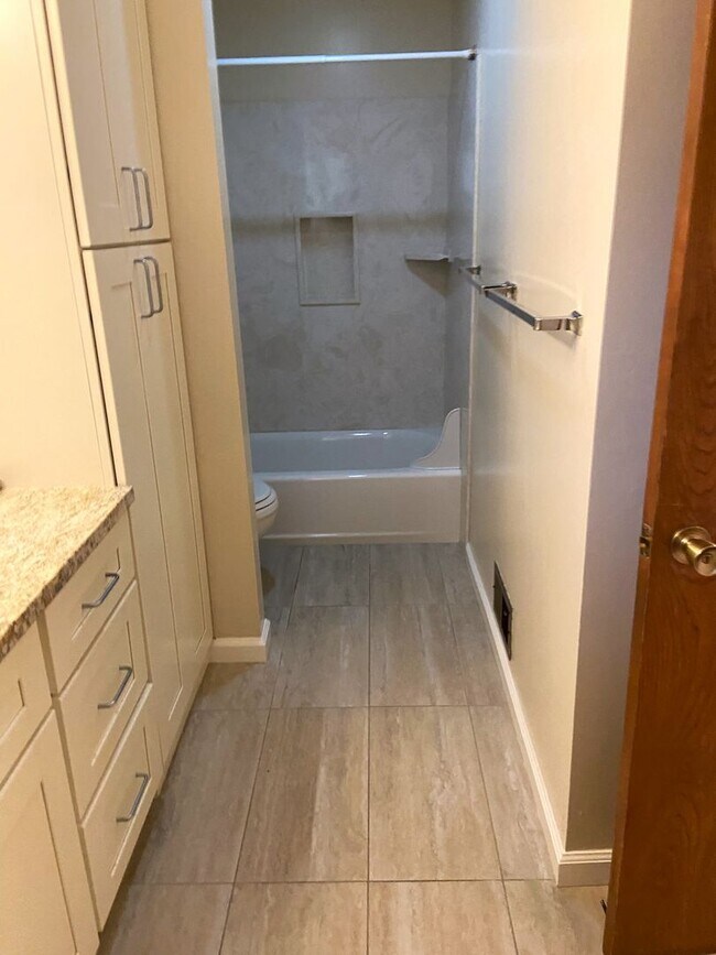 Building Photo - Spacious Duplex in Great Mountain View Area!