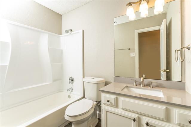 Building Photo - 633 Fern Dr