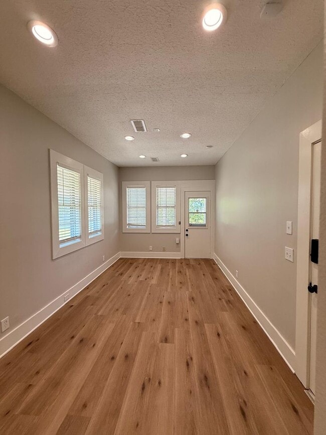 Building Photo - Fully Updated 3BR Home with Quartz Counters & Fenced Yard