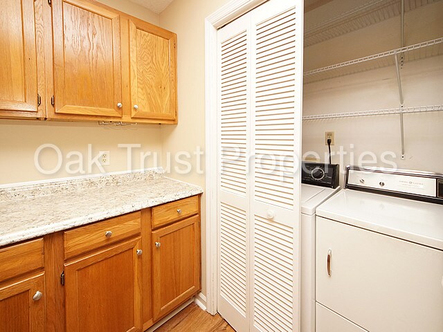 Building Photo - 733 Fort Johnson Rd