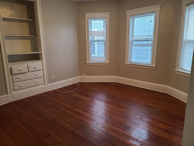Building Photo - Huge 4 bed unit in the heart of Oak Square!