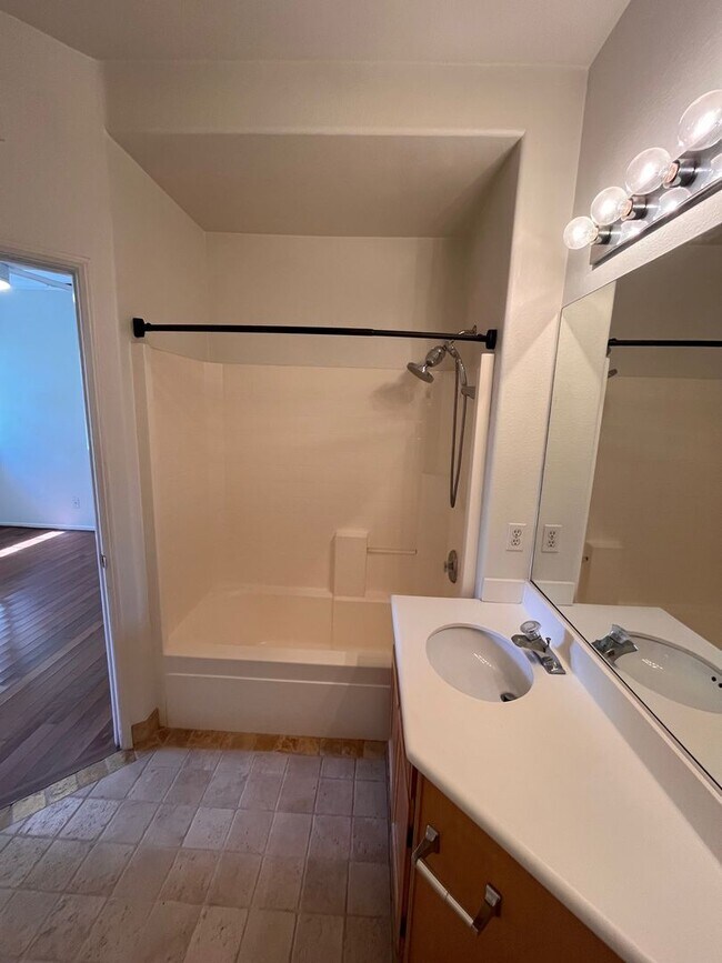 Building Photo - Encinitas Gem: Stunning 2 Bed 2.5 Bath Tow...