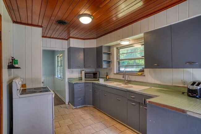 Building Photo - 2920 Highwoods Dr E