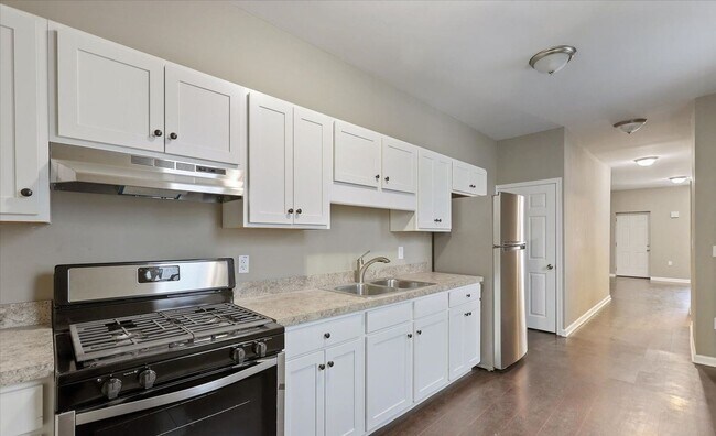 Building Photo - This end-of-row townhome Old Uptown Harris...