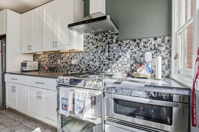 Building Photo - 525 W Lynwood St