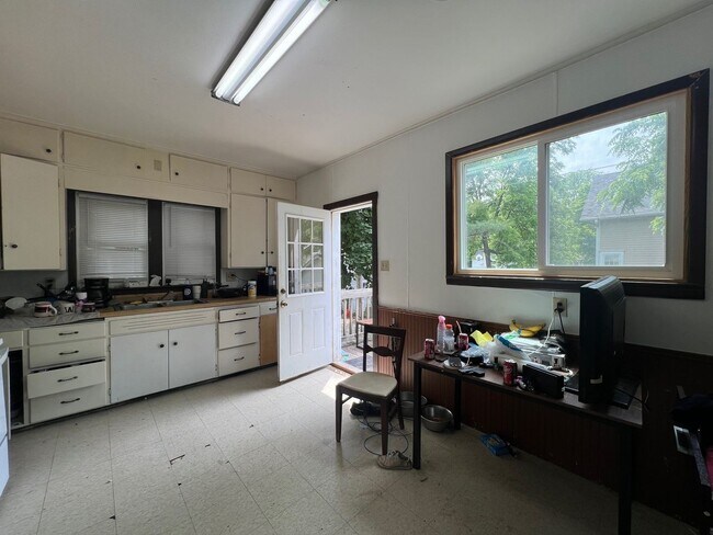 Building Photo - Over 2,000sf and 8 Bedrooms