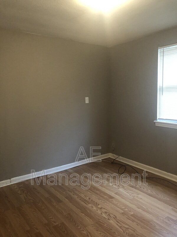 Building Photo - 1523 Des Moines Ave