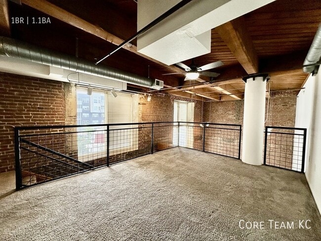 Building Photo - 202 W 5th St