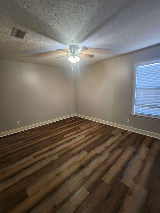 Building Photo - Spacious 4BR Home with New LVP Flooring an...