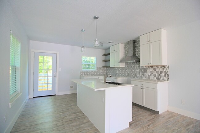 Building Photo - 3 Bedroom 2 Bath Modern home.