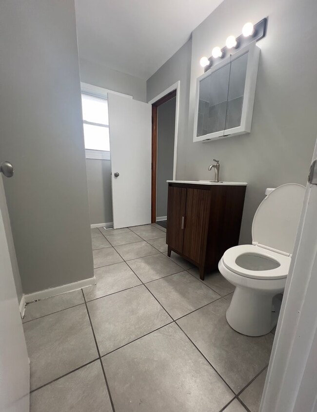 Building Photo - Beautiful and spacious 3 Bedroom 1 Bath House in Calumet City, IL MUST SEE