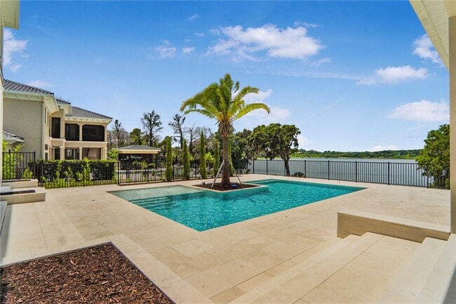 Building Photo - 15023 Pendio Dr