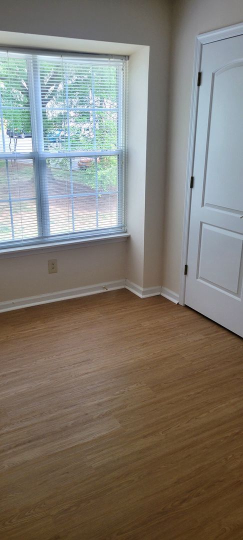 Building Photo - Conveniently Located Three Bedroom Condo