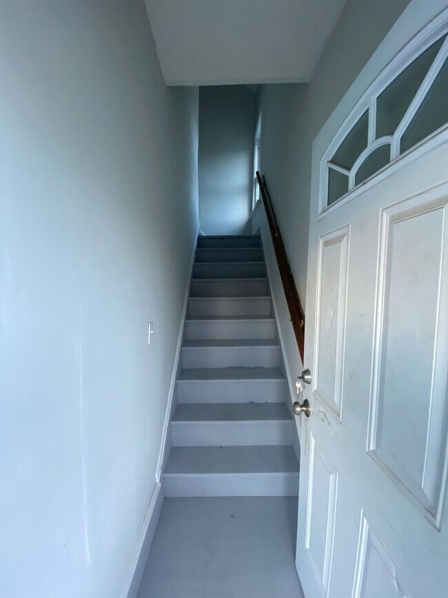 Building Photo - 1 Bedroom Apartment - Now Available!