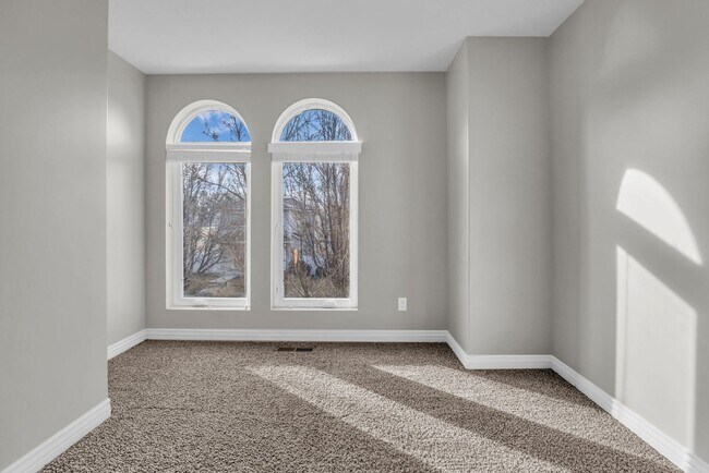 Building Photo - Spacious 4BR End-Unit Townhome | Low-Maintenance HOA Living