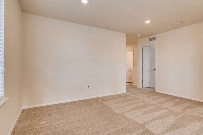 Building Photo - 3162 Jonquil St
