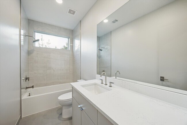 Building Photo - 2129 Quenby St