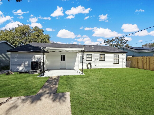 Building Photo - 1417 5th Ave N