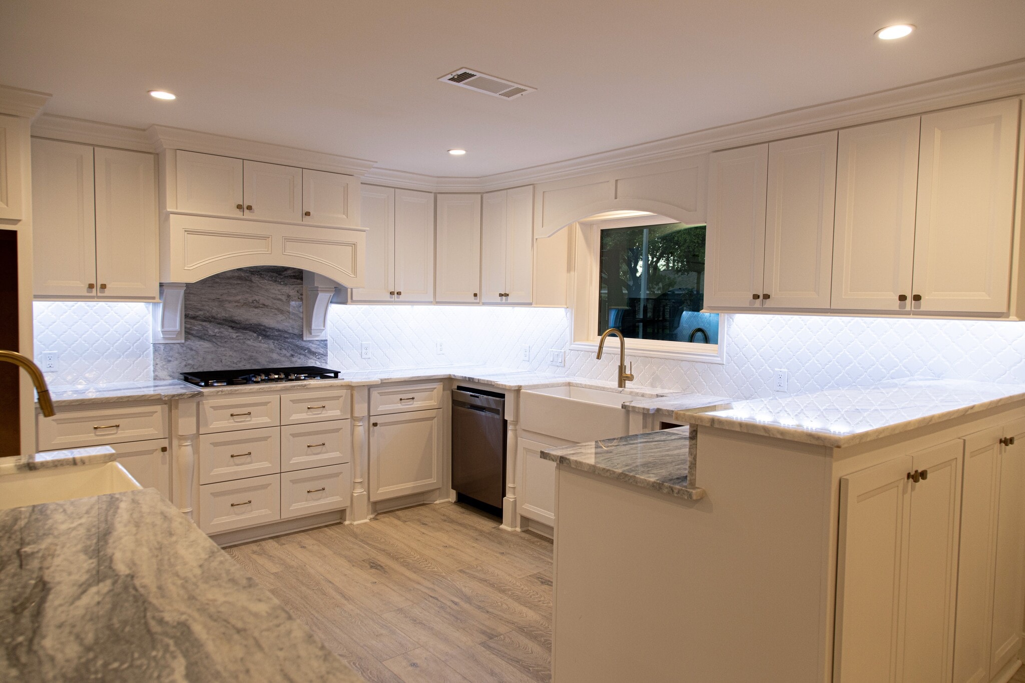 Kitchen w/ dual sinks, gas cooktop, dual oven - 3619 Braeswood S Blvd