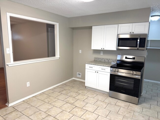 Building Photo - 6475 Yorkshire Rd