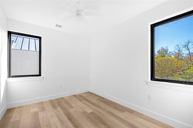 Building Photo - 2101 Thrasher Ln