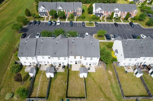 Building Photo - Well-maintained townhouse in Richmond