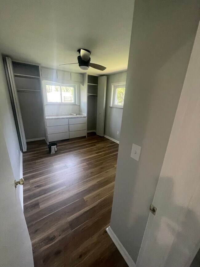 3rd bedroom - 4384 Walton Plz