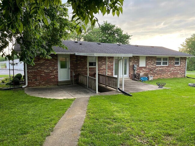 Building Photo - 9990 Alvaton Rd