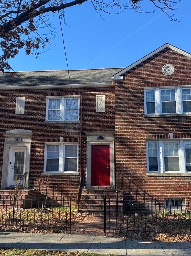 Building Photo - Move in Special! 2 Bed 1 Bath SE DC