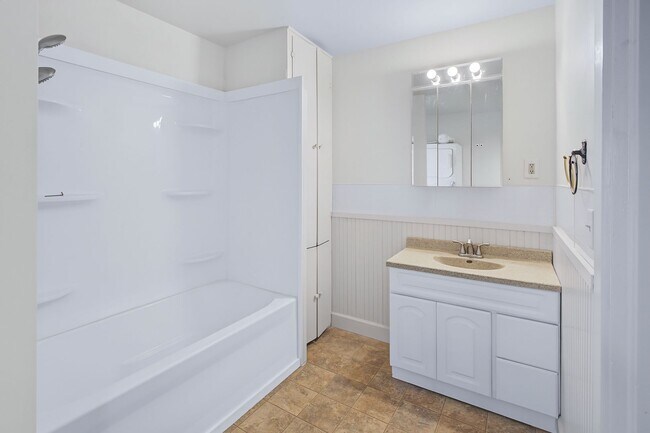 Building Photo - 3 Bedroom, 1 Bathroom Rural Home for Rent – Farmer City, IL