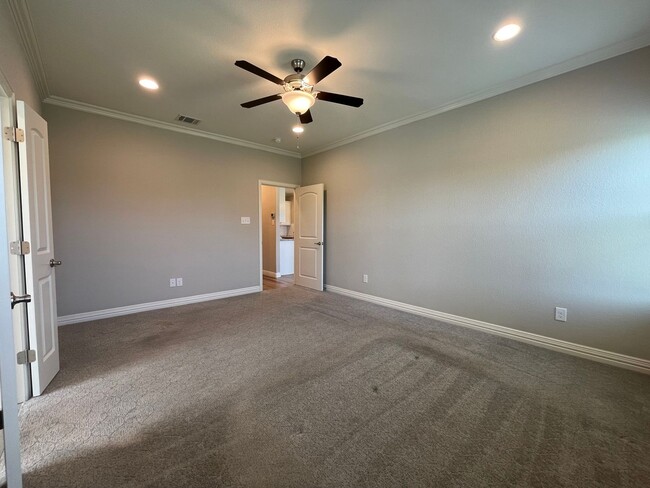 Building Photo - AVAILABLE NOW 3 BEDROOM 2 BATH WITH OFFICE...