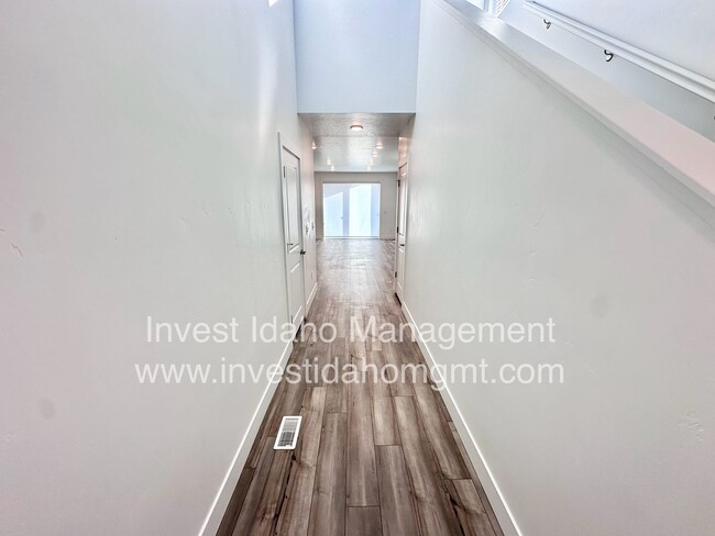 Building Photo - Beautiful Brand New Luxury Townhome availa...