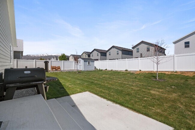 Building Photo - 1841 E Magnolia Cir