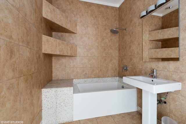 Building Photo - 747 S Western Ave