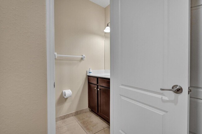 Building Photo - Gorgeous Townhome in Parkland