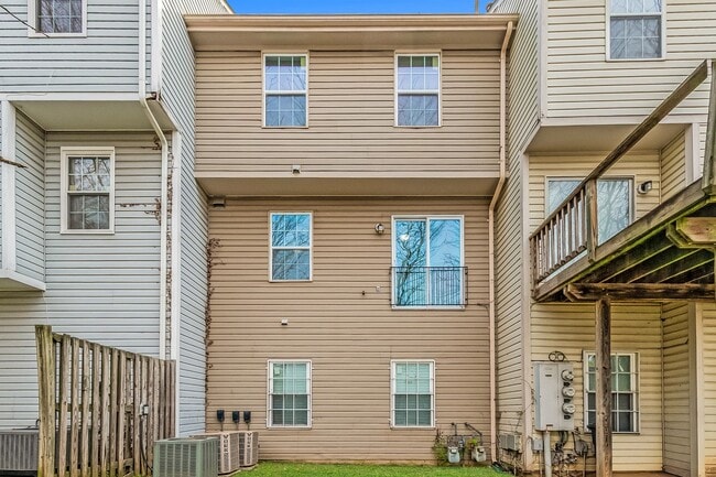Building Photo - Spacious Townhome with 2 assigned parking ...