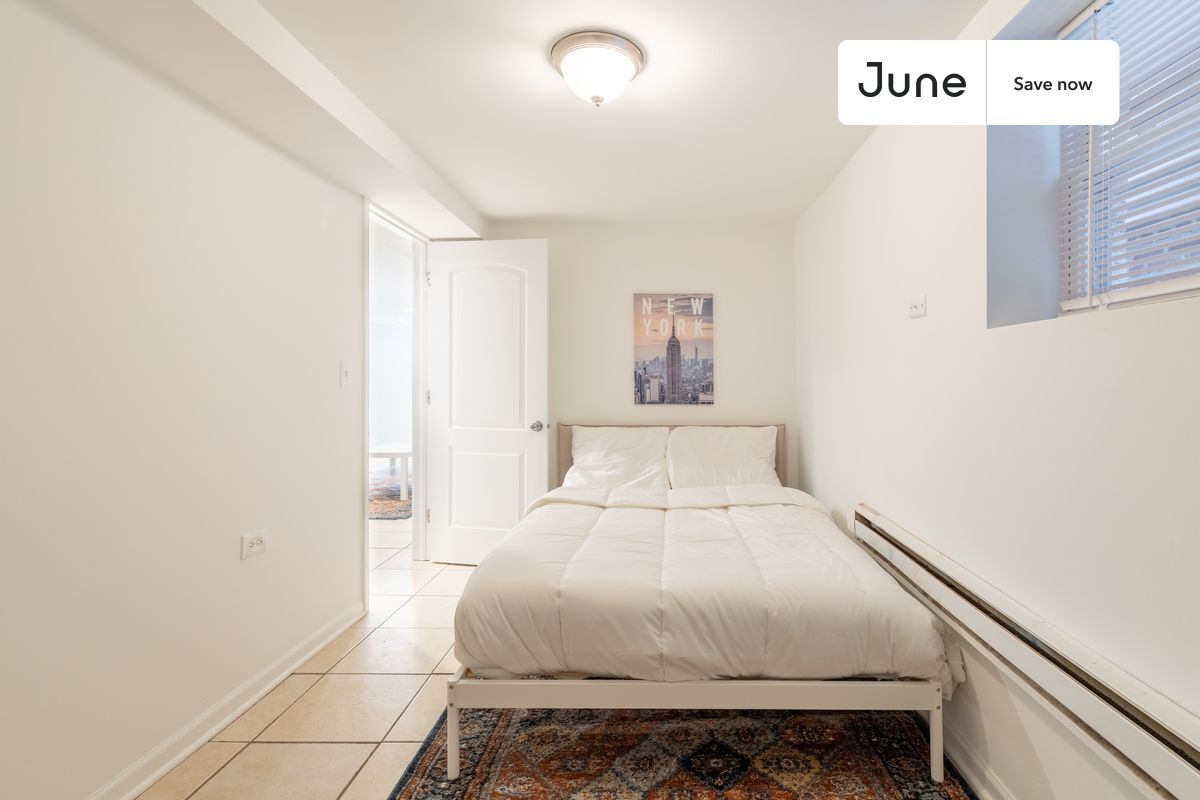 Building Photo - 1841 N Mozart St