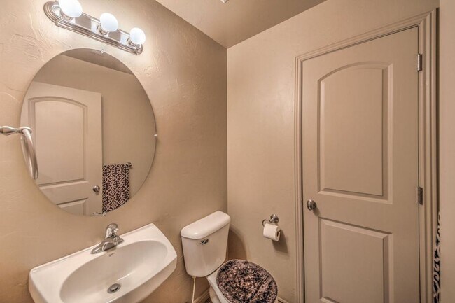 Building Photo - Beautiful townhome near little valley