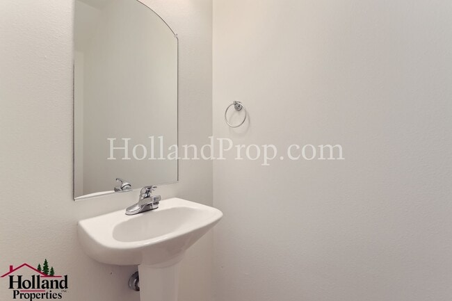 Building Photo - Charming and Comfortable Townhouse in Bethany Area!