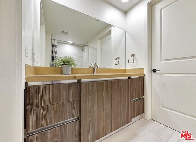 Building Photo - 1070 S Bedford St