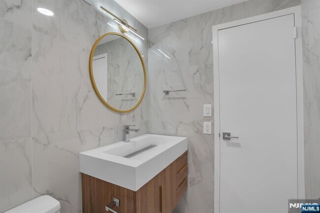 Building Photo - 1055 River 809