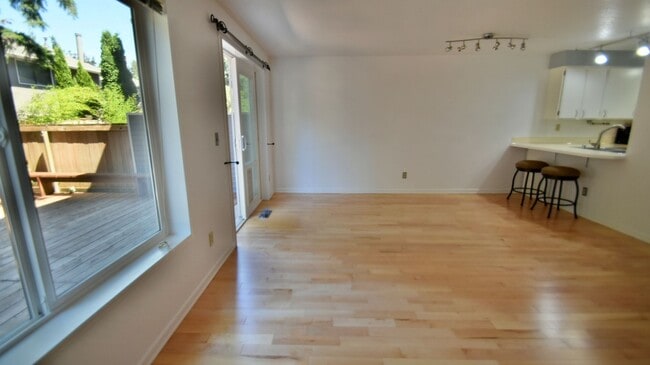 Building Photo - 2Bd/1.5Ba Kirkland Condo