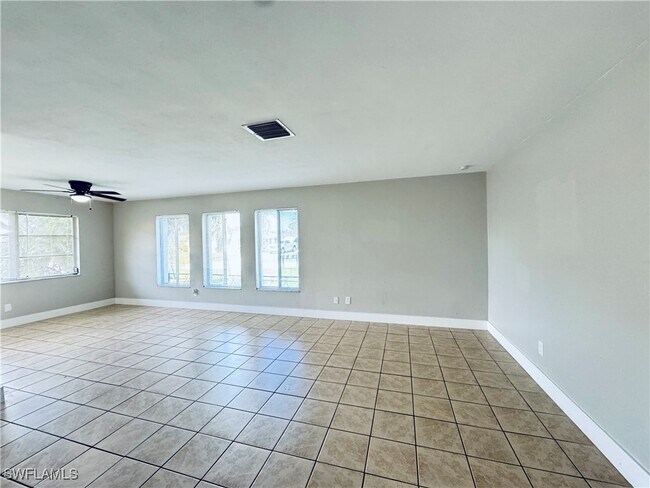 Building Photo - 4107 SE 18th Pl