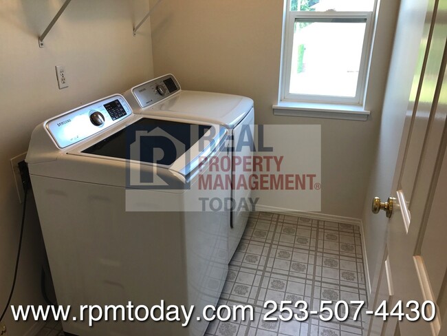 Building Photo - Beautiful 4 Bedroom Home in South Hill!